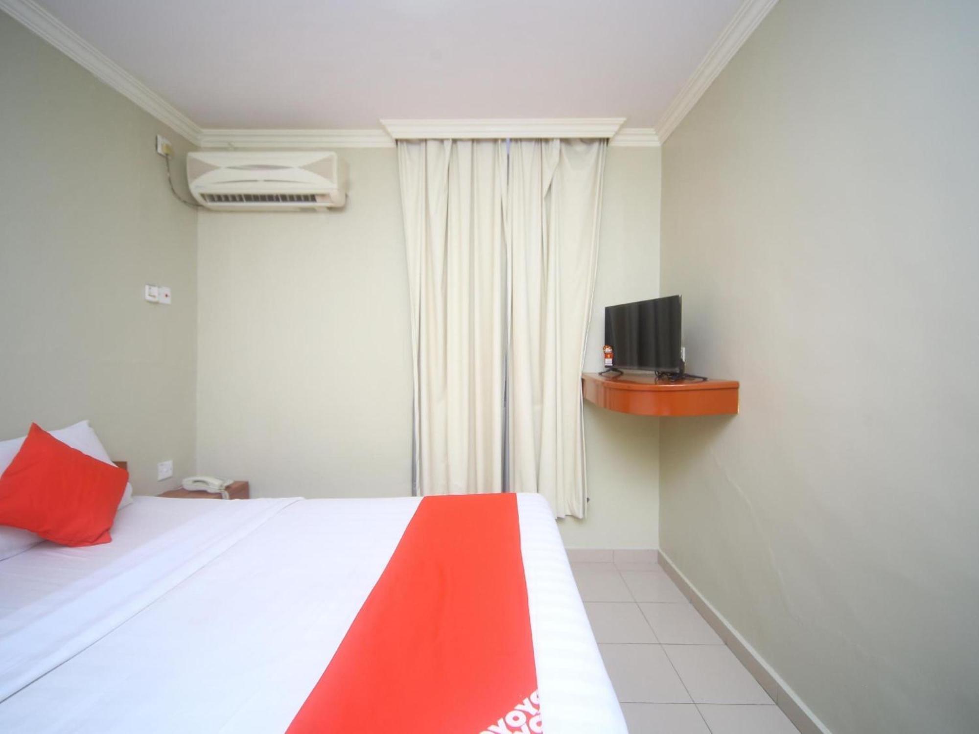 Hotel Super Oyo 1027 London 2*